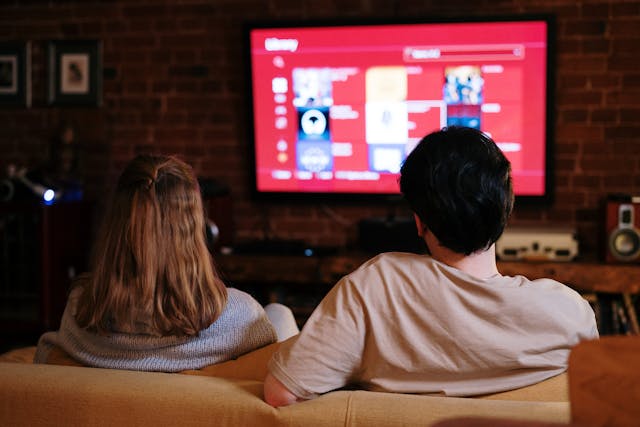 Il binge-watching sotto la lente degli esperti: effetti su memoria e attenzione