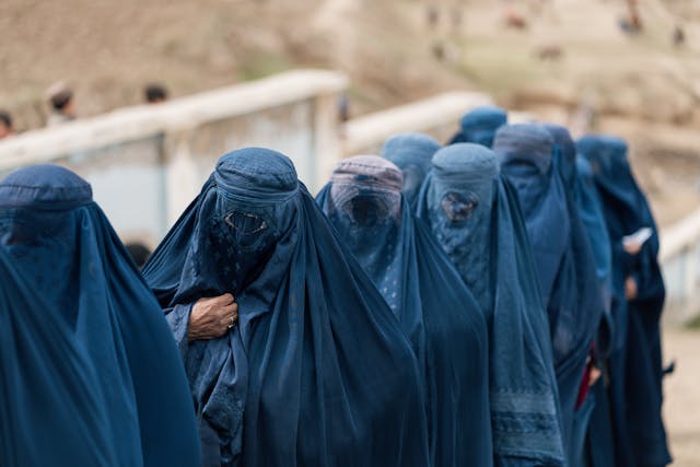 Afghanistan, i talebani vietano i saloni di bellezza: rischio arresto per le donne